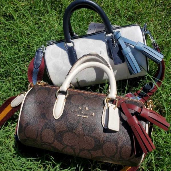 2022 new family c laohua glacier white cylinder classic handbag men and women's universal fashion leisure crossbody bag
2022 new family c laohua glacier white cylinder classic handbag men and women's universal fashion leisure crossbody bag