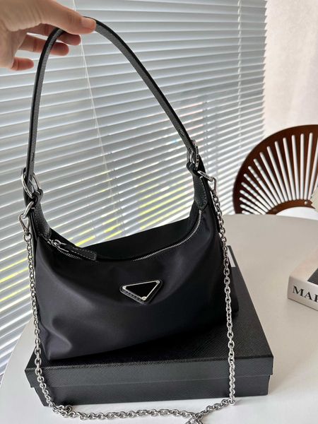 2023 the new simple luxury does not collide with the handbag underarm bag must go out goddess must back
2023 the new simple luxury does not collide with the handbag underarm bag must go out goddess must back