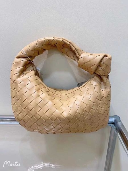 2023 new pure handmade woven high grade small twisted handbag women's versatile handheld dumpling bag
2023 new pure handmade woven high grade small twisted handbag women's versatile handheld dumpling bag