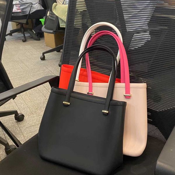 simple and generous silicone tote handbag with large capacity fashionable and versatile casual shoulder bag
simple and generous silicone tote handbag with large capacity fashionable and versatile casual shoulder bag