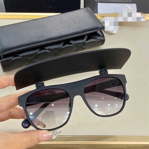 2023 xiaoxiang new personality flip for men and women square sunglasses fashion street shooting glasses, White;black
2023 xiaoxiang new personality flip for men and women square sunglasses fashion street shooting glasses, White;black