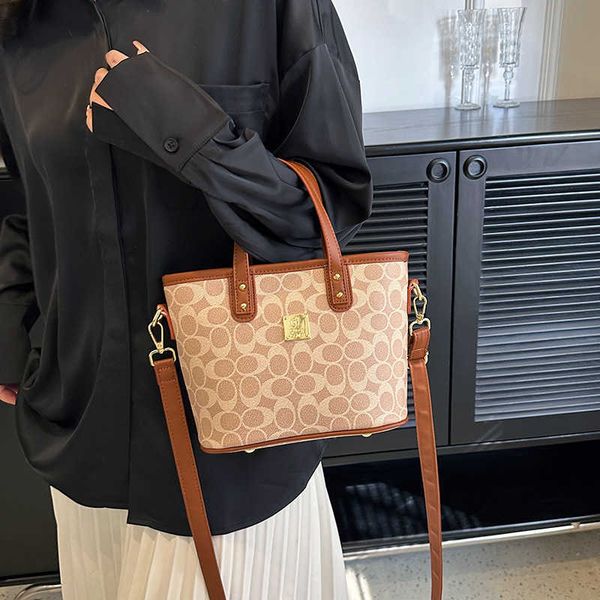 new classic bucket bag with large capacity and minimalist tote bag versatile to the small one shoulder women's bag
new classic bucket bag with large capacity and minimalist tote bag versatile to the small one shoulder women's bag