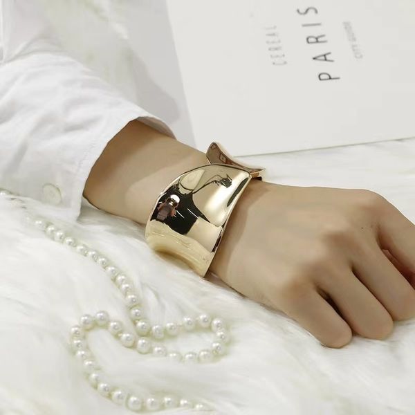 european and american fashion design women's metal bracelets gold silver and jewelry gifts party banquet purchase and sales, Golden;silver 
european and american fashion design women's metal bracelets gold silver and jewelry gifts party banquet purchase and sales, Golden;silver