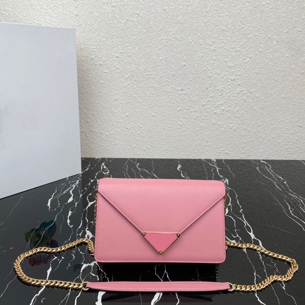 2023 new women's crossbody bag high-end quality shoulder bag with sheepskin metal triangle logo can be a simple and atmospheric handbag
2023 new women's crossbody bag high-end quality shoulder bag with sheepskin metal triangle logo can be a simple and atmospheric handbag