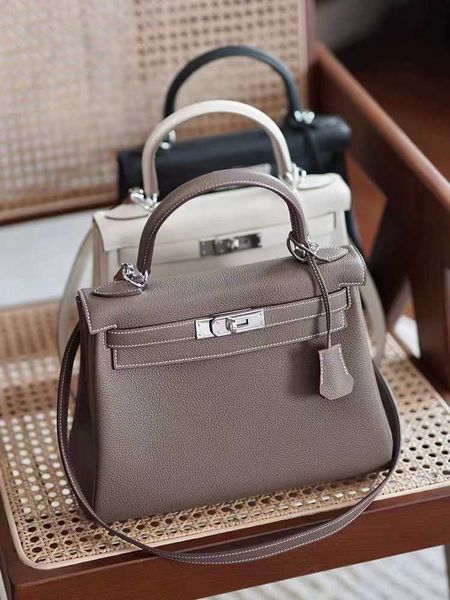 designer original hemrres tote bag high end formulation togo cowhide wax thread hand sewn inseam second-generation kelys bag one shoulder me
designer original hemrres tote bag high end formulation togo cowhide wax thread hand sewn inseam second-generation kelys bag one shoulder me