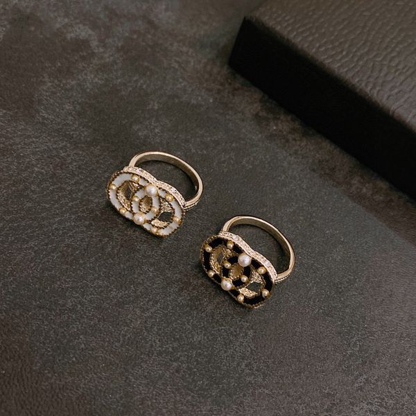 fashion designer small fragrance style black rhinestone ring ring pearl letters c18k gold ring 925 silver pin ring luxury wedding jewelry gi
fashion designer small fragrance style black rhinestone ring ring pearl letters c18k gold ring 925 silver pin ring luxury wedding jewelry gi