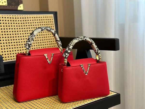 luxury lady bag tote bag designer bag cowhide material gold buckle hardware necessary for queen style, Black;red
luxury lady bag tote bag designer bag cowhide material gold buckle hardware necessary for queen style, Black;red