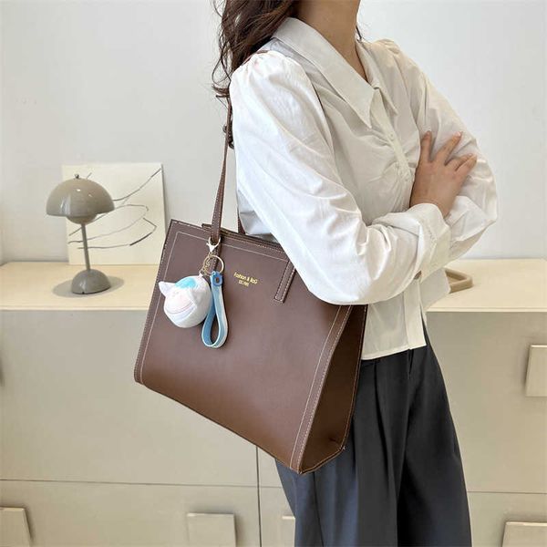 large capacity fashionable and minimalist portable bag for women in the summer of niche texture tote bag casual and stylish shoulder bag
large capacity fashionable and minimalist portable bag for women in the summer of niche texture tote bag casual and stylish shoulder bag