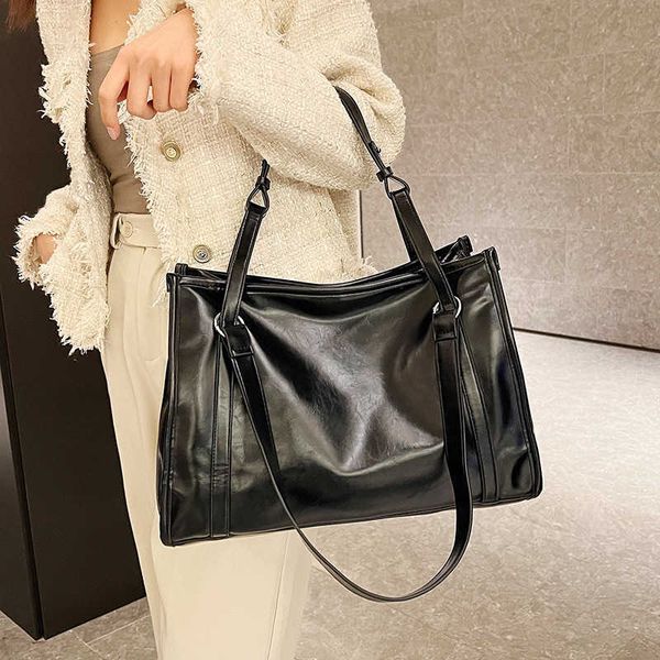 minimalist niche high-end texture trendy high-capacity commuting tote bag new versatile single shoulder diagonal cross bag
minimalist niche high-end texture trendy high-capacity commuting tote bag new versatile single shoulder diagonal cross bag