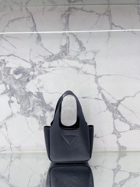 triangle logo handbag shoulder bag shopping bag leather tote bag logo embossed, Black;red
triangle logo handbag shoulder bag shopping bag leather tote bag logo embossed, Black;red