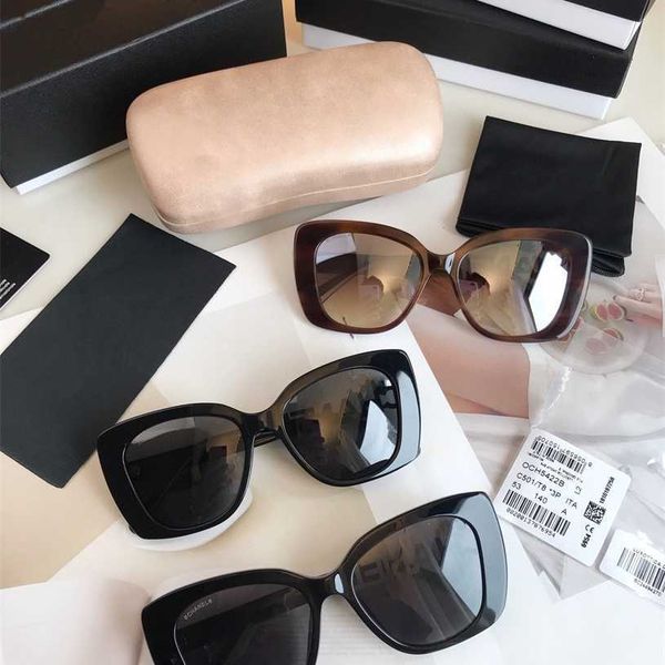 2023 new small fragrant style large box female letter diamond eyeglasses leg ch5422 sunglasses, White;black
2023 new small fragrant style large box female letter diamond eyeglasses leg ch5422 sunglasses, White;black