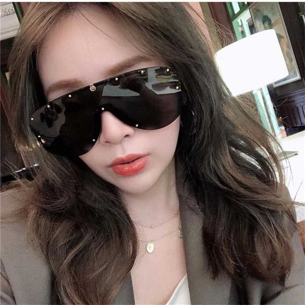 sunglasses 2023 new family's new fashionable personalized rivet eye protection zhou yangqing's same sunglasses gg0667s, White;black
sunglasses 2023 new family's new fashionable personalized rivet eye protection zhou yangqing's same sunglasses gg0667s, White;black