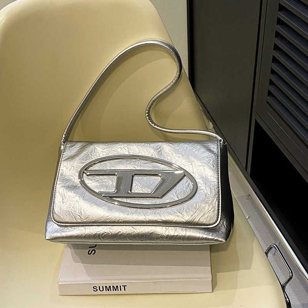 factory wholesale handbag small group dign of wtern-style bags 2023 new women's popular summer single shoulder underarm handheld dingda
factory wholesale handbag small group dign of wtern-style bags 2023 new women's popular summer single shoulder underarm handheld dingda
