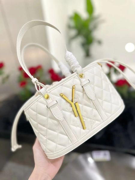 spring 2023 early spring holiday handbag designer bag travel bag future fashion in science fiction film, Black;red
spring 2023 early spring holiday handbag designer bag travel bag future fashion in science fiction film, Black;red
