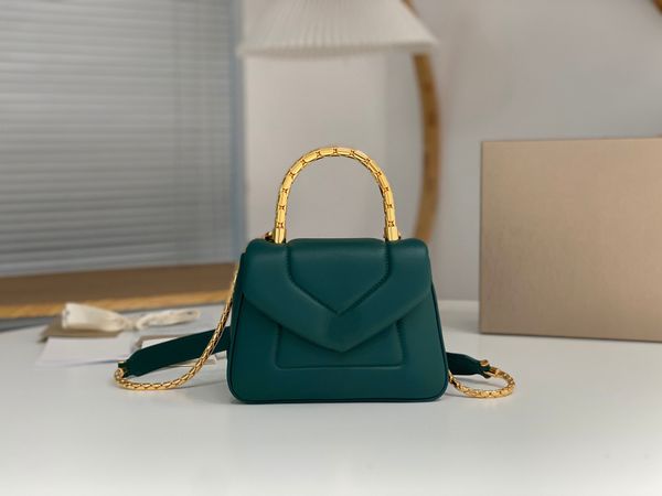 2023 new women's handbag high-end quality crossbody bag adopts cowhide material shoulder bag with classic serpentine chain with 3 compa
2023 new women's handbag high-end quality crossbody bag adopts cowhide material shoulder bag with classic serpentine chain with 3 compa