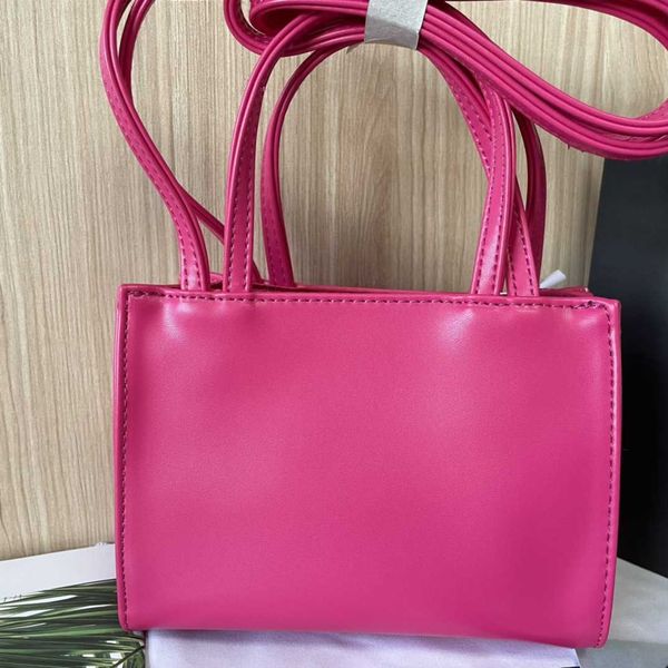 small family three-dimensional embossed letters simple tote bag single shoulder messenger women's bag 38cm
small family three-dimensional embossed letters simple tote bag single shoulder messenger women's bag 38cm