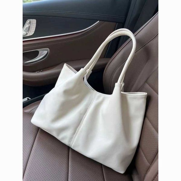 shoulder bag tote design bag is popular in and south korea this year with niche fashion and large capacity for daily commuting
shoulder bag tote design bag is popular in and south korea this year with niche fashion and large capacity for daily commuting