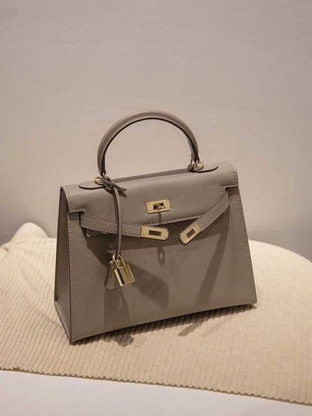 kelys h home designer tote bags genuine leather women's bag 2023 new high end fashionable portable messenger have real logo
kelys h home designer tote bags genuine leather women's bag 2023 new high end fashionable portable messenger have real logo