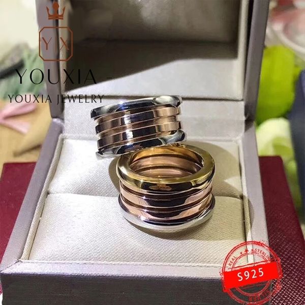 with side stones 1 1 western style customized luxury brand gift woman rings design fashion trend 925sterling silver classic jewelry 230710
with side stones 1 1 western style customized luxury brand gift woman rings design fashion trend 925sterling silver classic jewelry 230710