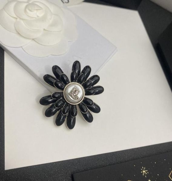 with box designer ch letter brand brooches luxury 45cm black flower print fashion pins women couple love brooches wedding party j7700060, Gray
with box designer ch letter brand brooches luxury 45cm black flower print fashion pins women couple love brooches wedding party j7700060, Gray