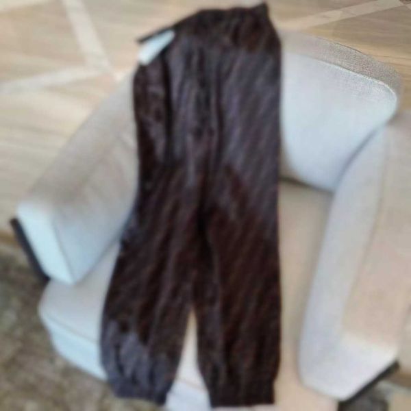 23ss womens pants womens designer clothing casual pants season version showing a white temperament the waistband is loose elastic at the wai, Black;white
23ss womens pants womens designer clothing casual pants season version showing a white temperament the waistband is loose elastic at the wai, Black;white