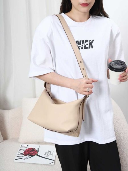 minority tote bag women's cowhide large capacity one shoulder commuter bag for college students' class oblique straddle bag new ba
minority tote bag women's cowhide large capacity one shoulder commuter bag for college students' class oblique straddle bag new ba