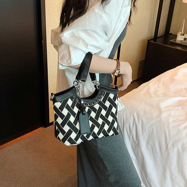 fashion handheld bag for women's new niche lingge small tote bag textured one shoulder crossbody bag
fashion handheld bag for women's new niche lingge small tote bag textured one shoulder crossbody bag
