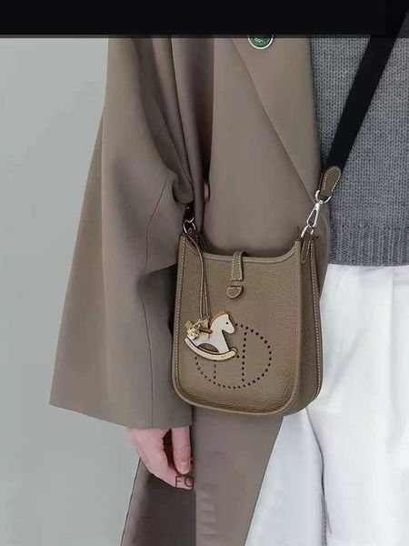 2023h home evelynne mini bag tc cowhide lychee grain h-letter one shoulder cross body women's
2023h home evelynne mini bag tc cowhide lychee grain h-letter one shoulder cross body women's