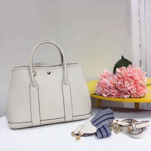 garden party bags designer imitation 1811l new leather bag women's one shoulder oblique straddle portable fashion shopping bucket totea
garden party bags designer imitation 1811l new leather bag women's one shoulder oblique straddle portable fashion shopping bucket totea