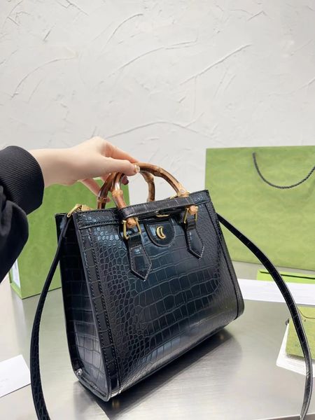 luxurious bamboo tote bag shoulder bag sesigner bag made of crocodile leather crocodile texture is clearly visible and retro with special ch, Black;red
luxurious bamboo tote bag shoulder bag sesigner bag made of crocodile leather crocodile texture is clearly visible and retro with special ch, Black;red