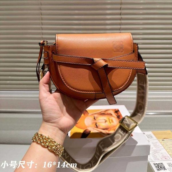 luxury designer loevve bag fashion tote shoulder canvas bags family saddle napa pattern cowhide single oblique cross wide strap half moon bo
luxury designer loevve bag fashion tote shoulder canvas bags family saddle napa pattern cowhide single oblique cross wide strap half moon bo