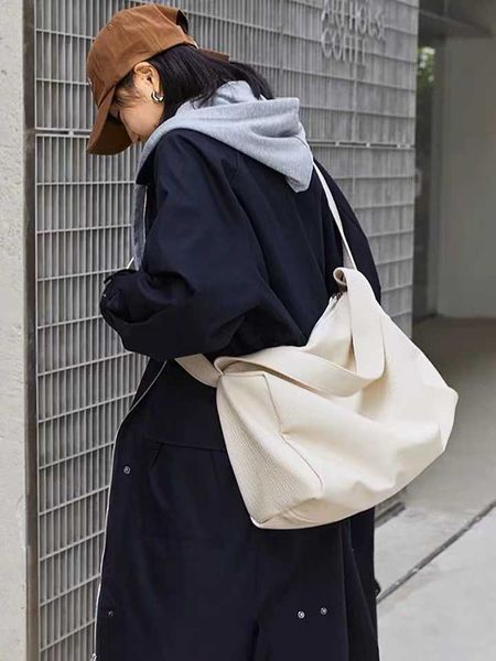 large capacity soft leather motorcycle bag single shoulder crossbody bag women's casual and sporty style fashionable niche tote bag tre
large capacity soft leather motorcycle bag single shoulder crossbody bag women's casual and sporty style fashionable niche tote bag tre