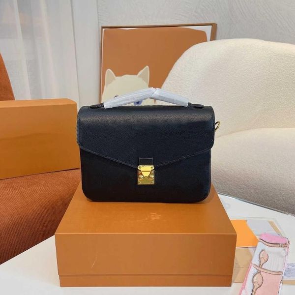 fashion influencer women's high-quality handbag luxury crossbody bag small handbag made of genuine leather material
fashion influencer women's high-quality handbag luxury crossbody bag small handbag made of genuine leather material