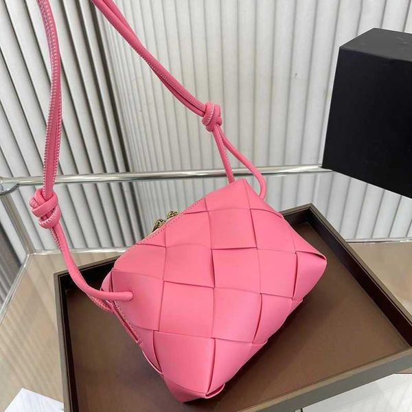 sell knitted square bag b letter v shoulder bags women woven camera bag leather crossbody designer bag female braided purses
sell knitted square bag b letter v shoulder bags women woven camera bag leather crossbody designer bag female braided purses
