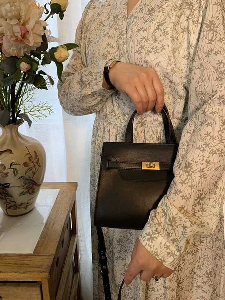 original wholesale h home kelys tote bags online shop womens 2023 new kaili versatile casual simple one shoulder leather crossbody bag layer
original wholesale h home kelys tote bags online shop womens 2023 new kaili versatile casual simple one shoulder leather crossbody bag layer