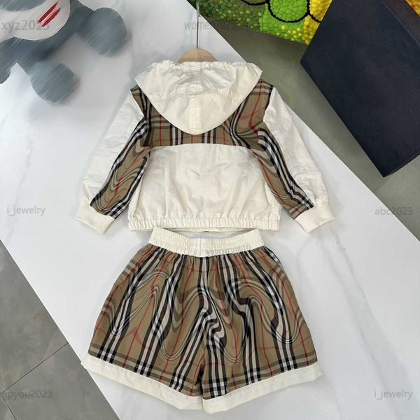 2023 tracksuits designer baby clothes kid suit 2pcs fashion hooded long sleeved zippered jacket and patchwork shorts, White
2023 tracksuits designer baby clothes kid suit 2pcs fashion hooded long sleeved zippered jacket and patchwork shorts, White