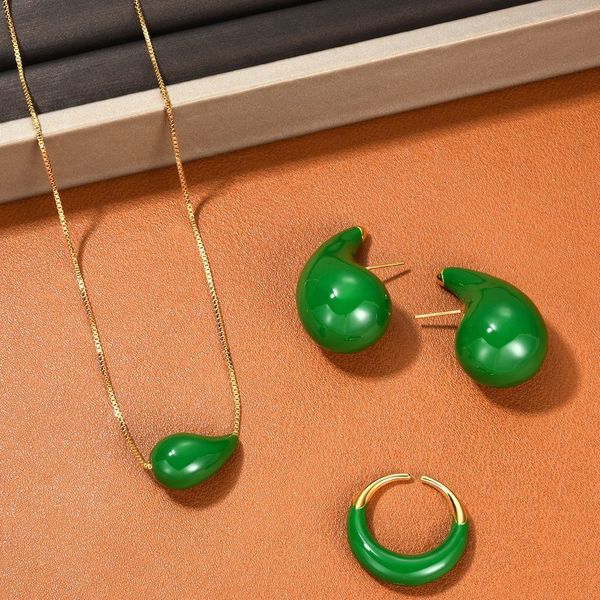stud trend brass plated 18k gold green earrings necklace ring luxury jewelry set women designer brand charm 230710, Golden;silver
stud trend brass plated 18k gold green earrings necklace ring luxury jewelry set women designer brand charm 230710, Golden;silver