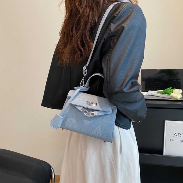 designer hemrres tote bag spring and summer new women's crocodile pattern kelys bag one shoulder messenger simple elegant fashion commu
designer hemrres tote bag spring and summer new women's crocodile pattern kelys bag one shoulder messenger simple elegant fashion commu