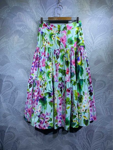 23ss designer skirts womens designer clothing fragmented floral skirt fashionable versatile showcasing white temperament slim fit women clot, Black
23ss designer skirts womens designer clothing fragmented floral skirt fashionable versatile showcasing white temperament slim fit women clot, Black