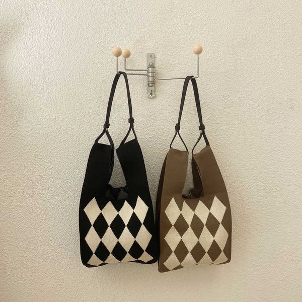 version of ins high-end niche design diamond contrasting color handbag versatile personalized knit bag tote bag
version of ins high-end niche design diamond contrasting color handbag versatile personalized knit bag tote bag