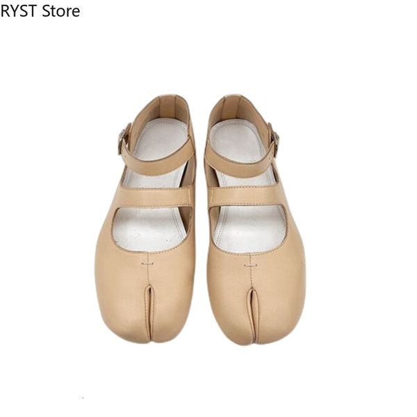 dress shoe split toe flats ninja tabi leather woman mary janes ballet soft retro pumps lady shallow buckle shoes 230710, Black
dress shoe split toe flats ninja tabi leather woman mary janes ballet soft retro pumps lady shallow buckle shoes 230710, Black