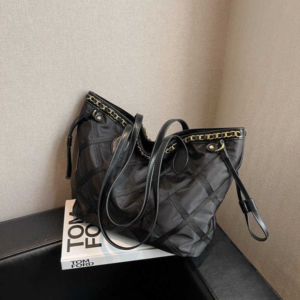 minimalist unique large capacity women's bag new fashionable chain lingge fashionable one shoulder tote bag
minimalist unique large capacity women's bag new fashionable chain lingge fashionable one shoulder tote bag
