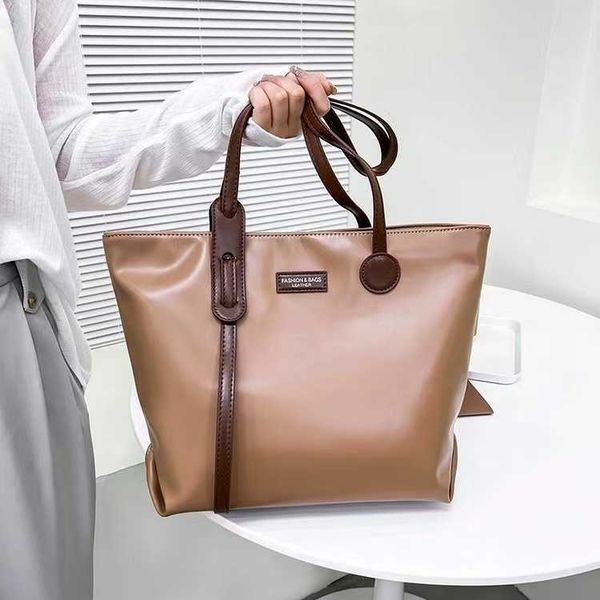 large capacity bag for women's summer new fashionable and popular tote bag with texture small class commuting shoulder bag
large capacity bag for women's summer new fashionable and popular tote bag with texture small class commuting shoulder bag