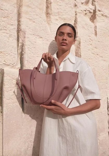 2023 handbag fashion wallet women's handbag shoulder bag 6 colors two sizes with stamped lock cowhide leather handbag
2023 handbag fashion wallet women's handbag shoulder bag 6 colors two sizes with stamped lock cowhide leather handbag