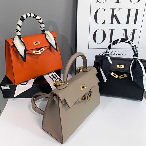 designer hemrres tote bag fashion versatile portable kelys autumn and winter 2023 one shoulder messenger bag armpit
designer hemrres tote bag fashion versatile portable kelys autumn and winter 2023 one shoulder messenger bag armpit