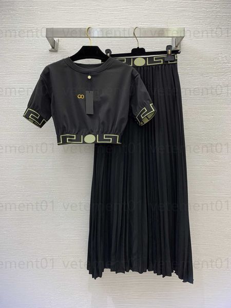 summer designer t shirt two piece set letter embroidered logo logo medusa ribbon patchwork short tee stretch waist long pleated half skirt w, White
summer designer t shirt two piece set letter embroidered logo logo medusa ribbon patchwork short tee stretch waist long pleated half skirt w, White