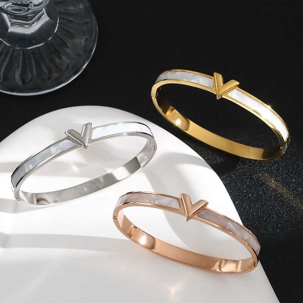 titanium steel v-letter women ins small design luxury tiktok net red cool wind white fritillary lovers bracelet, Golden;silver
titanium steel v-letter women ins small design luxury tiktok net red cool wind white fritillary lovers bracelet, Golden;silver