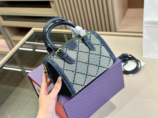 2023 luxury fashion shoulder woven bag classic designers crossbody high-quality handbag lady's totes banquet makeup bags
2023 luxury fashion shoulder woven bag classic designers crossbody high-quality handbag lady's totes banquet makeup bags