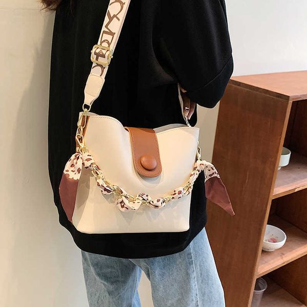 ins one shoulder women's bag fashion small market city simple scarf chain portable oblique straddle tote bag
ins one shoulder women's bag fashion small market city simple scarf chain portable oblique straddle tote bag