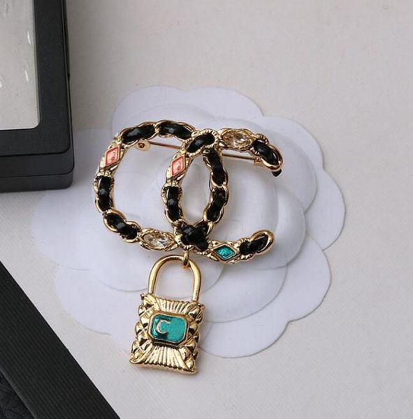 23ss luxury brand designer letters brooches vintage small sweet wind gold plated brooch suit pin crystal pearl fashion jewelry acc4079248, Gray
23ss luxury brand designer letters brooches vintage small sweet wind gold plated brooch suit pin crystal pearl fashion jewelry acc4079248, Gray